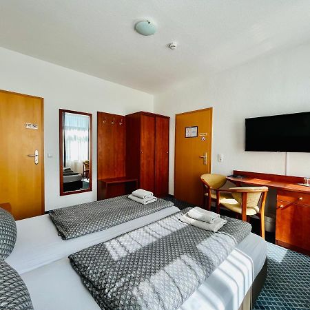 Hotel-Pension "Petridamm" Rostock Esterno foto