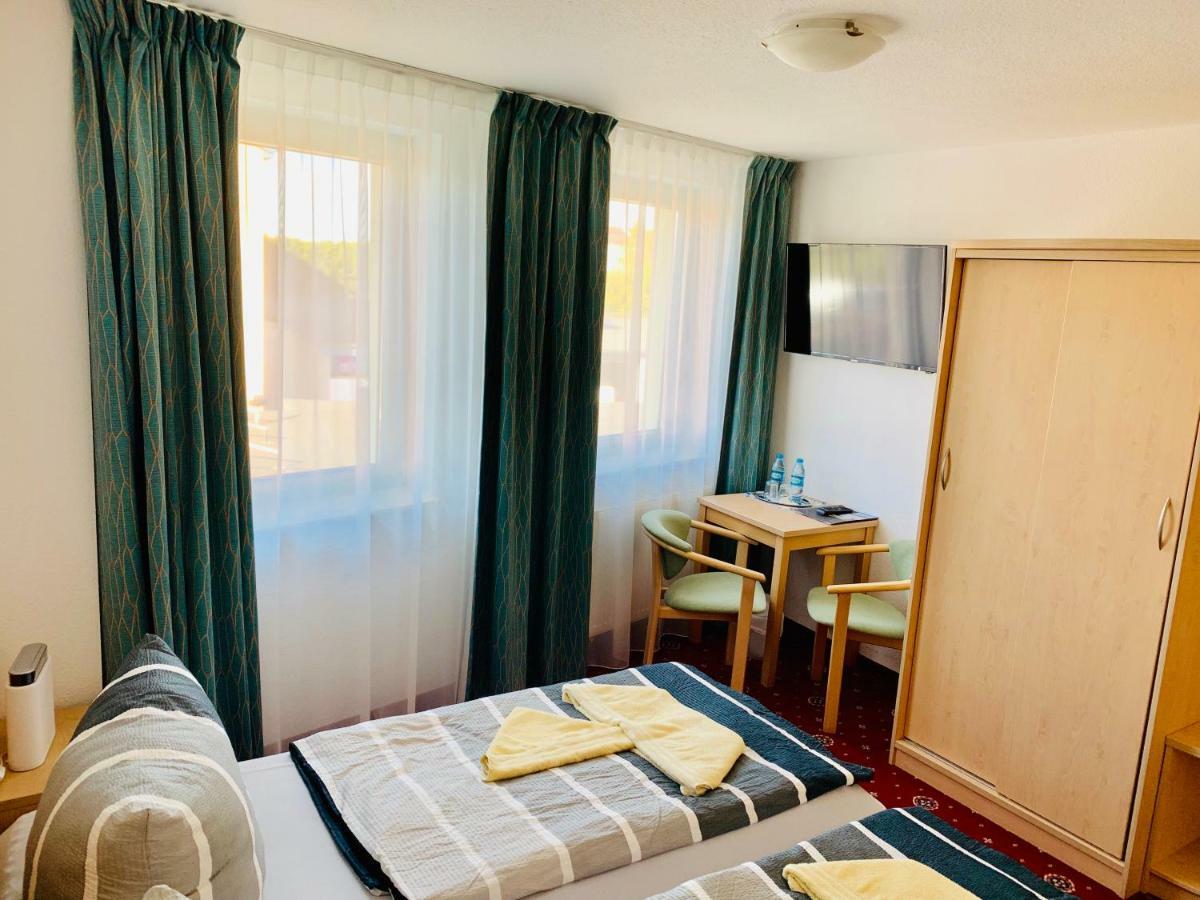 Hotel-Pension "Petridamm" Rostock Esterno foto