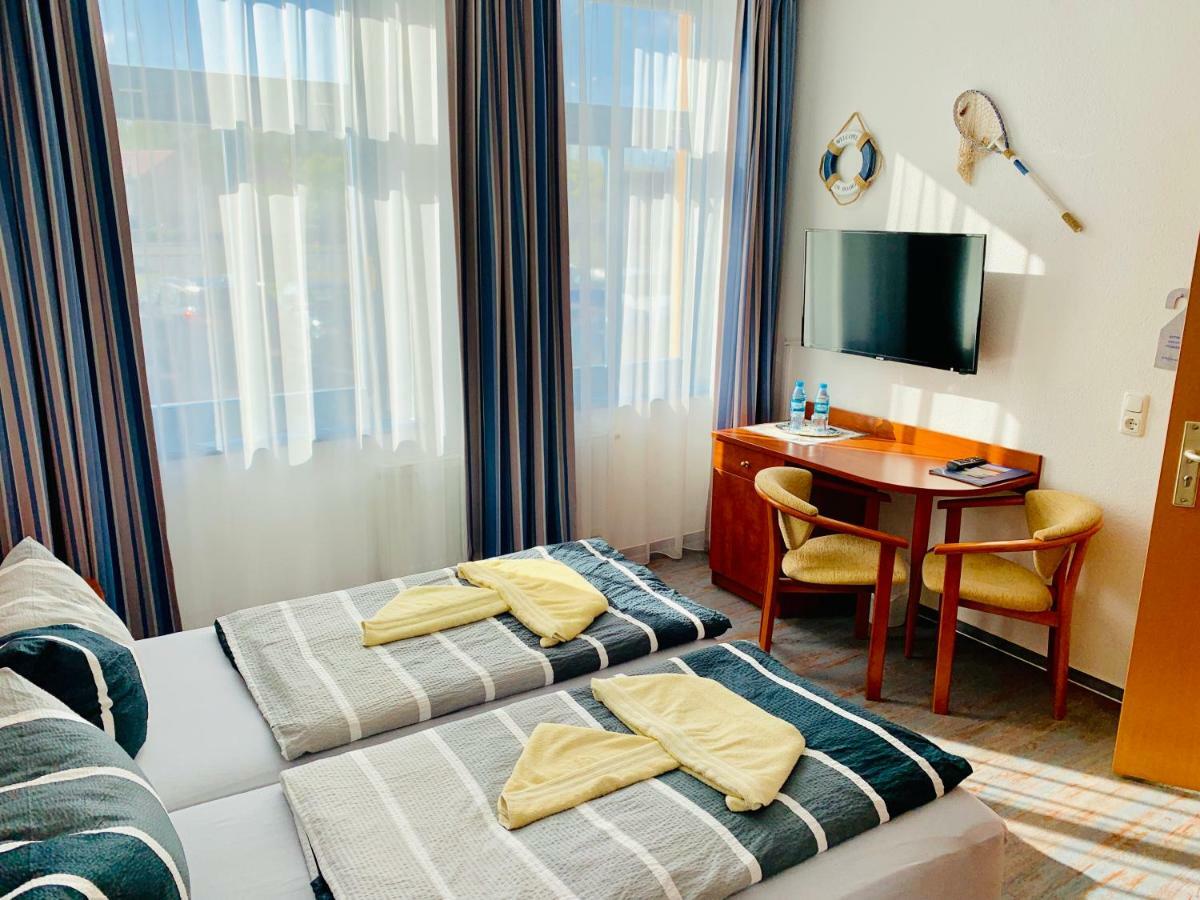 Hotel-Pension "Petridamm" Rostock Esterno foto