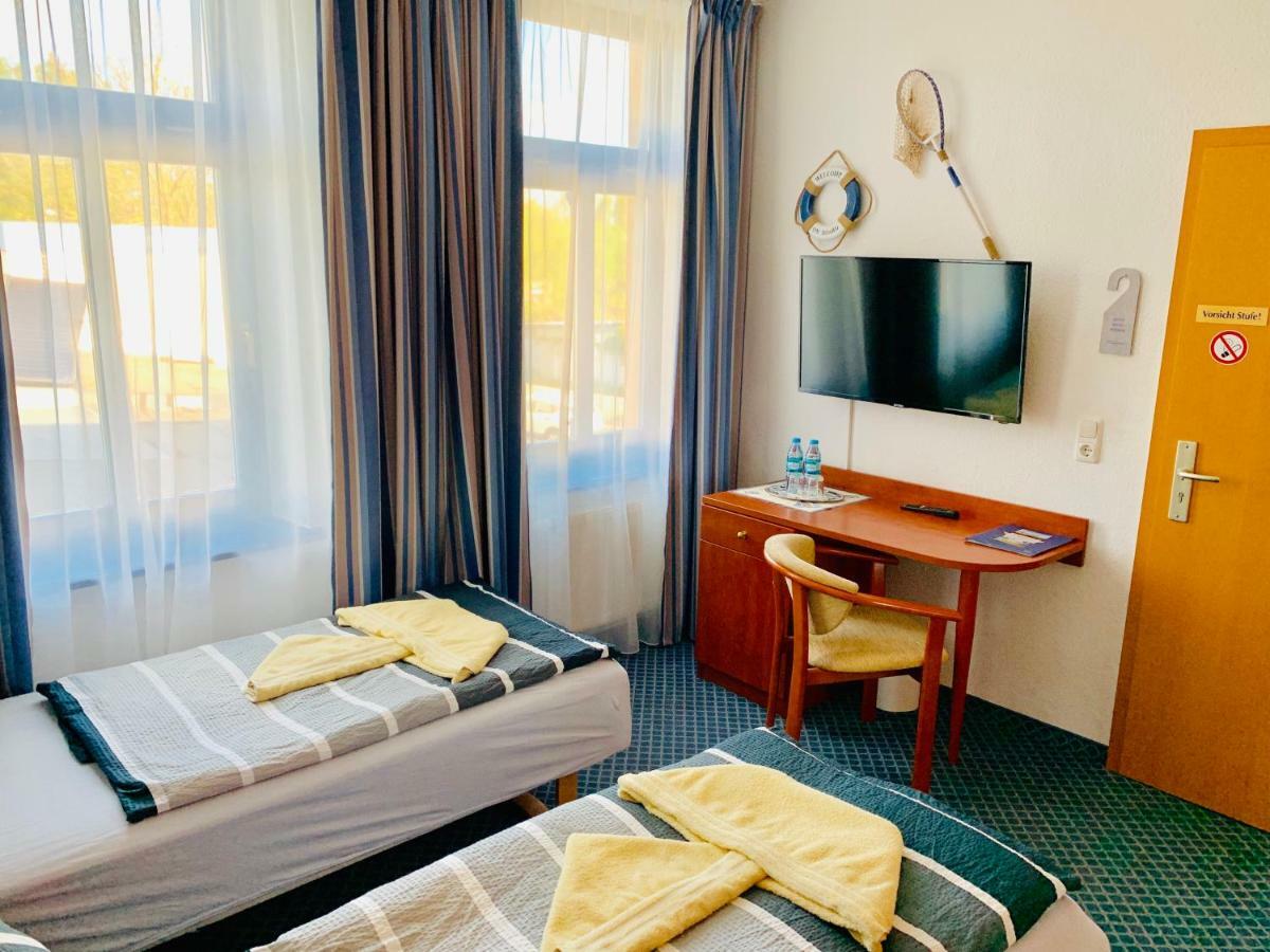 Hotel-Pension "Petridamm" Rostock Esterno foto