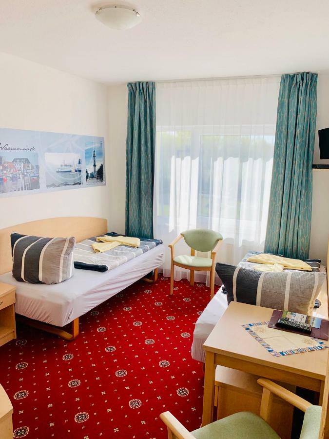 Hotel-Pension "Petridamm" Rostock Esterno foto