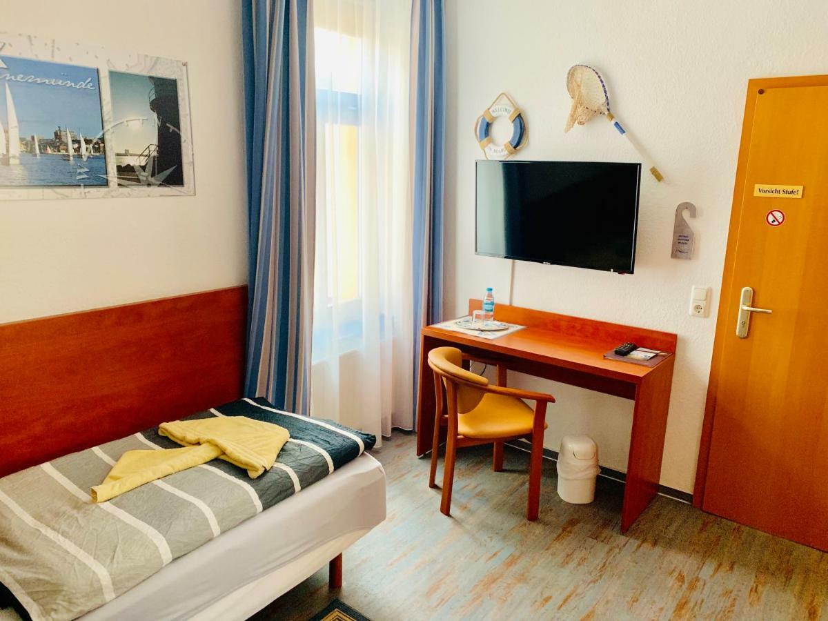 Hotel-Pension "Petridamm" Rostock Esterno foto